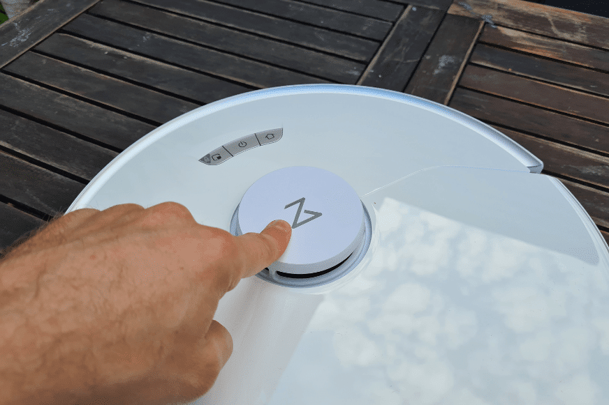 Lasernavigationsturm des Roborock S78 Pro Ultra wird mit einem Finger berührt 